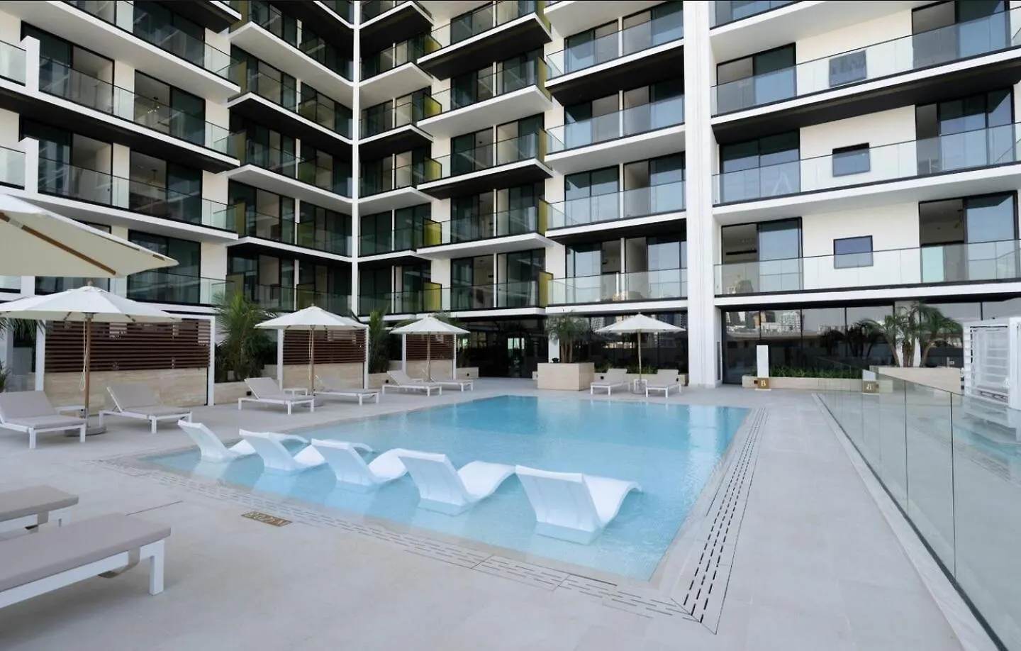 Modern 1-Bedroom Haven With Soothing Interiors 迪拜