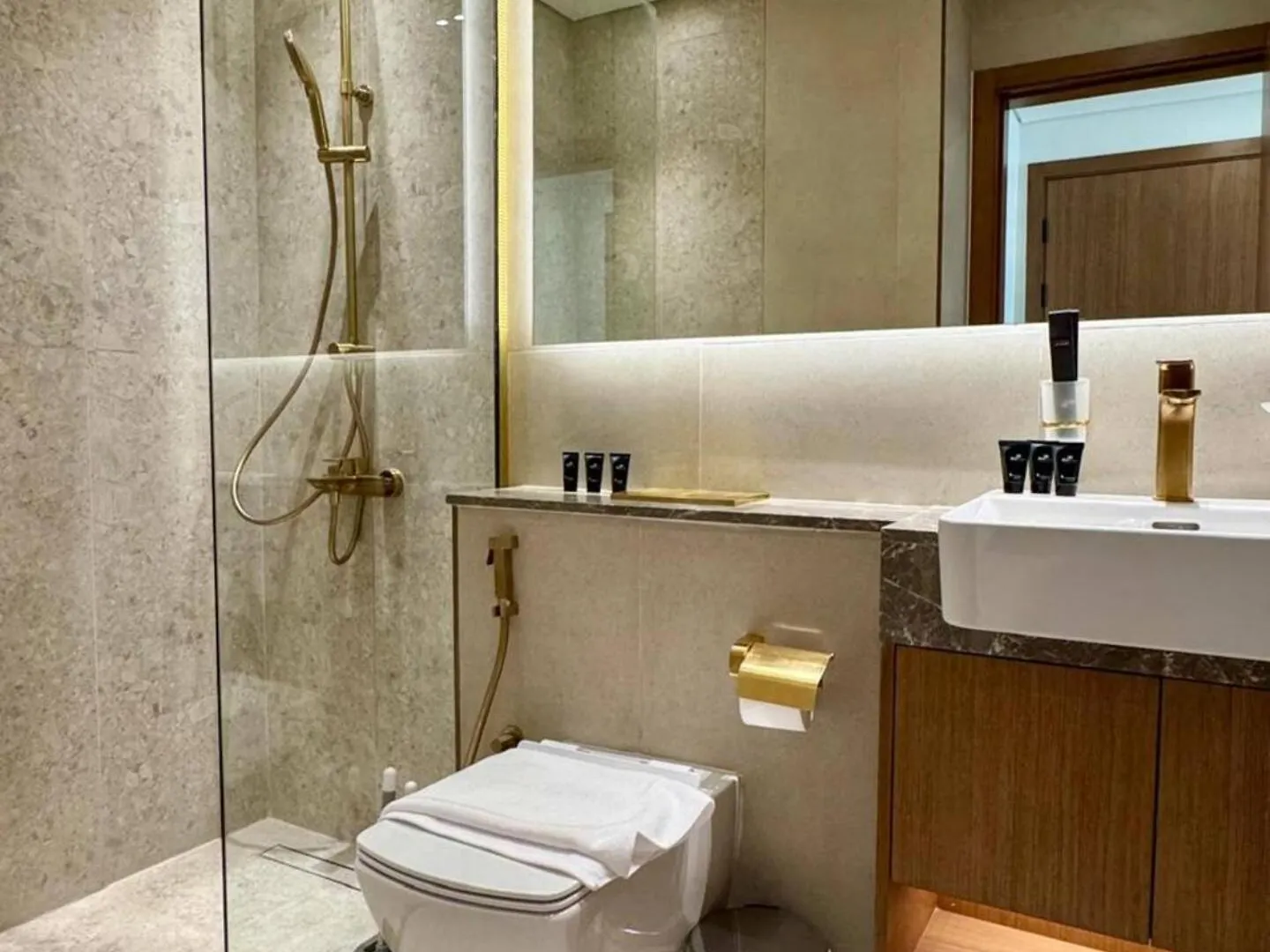 Apartment Modern 1-Bedroom Haven With Soothing Interiors Dubai