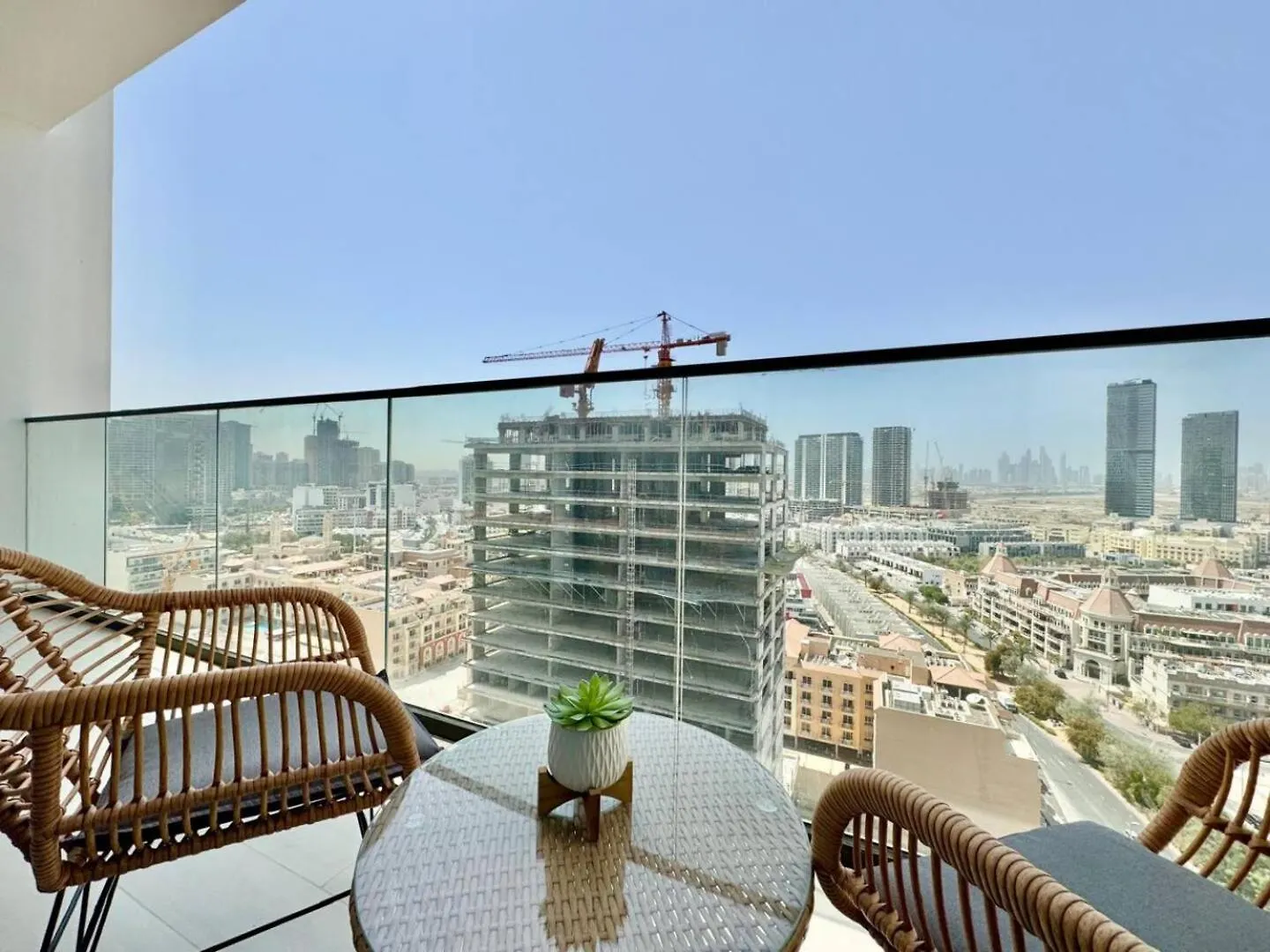 Modern 1-Bedroom Haven With Soothing Interiors Dubai 0*,