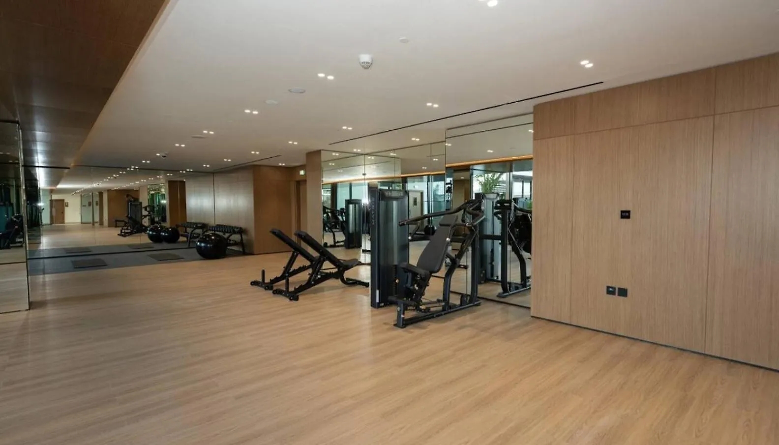 Modern 1-Bedroom Haven With Soothing Interiors 迪拜