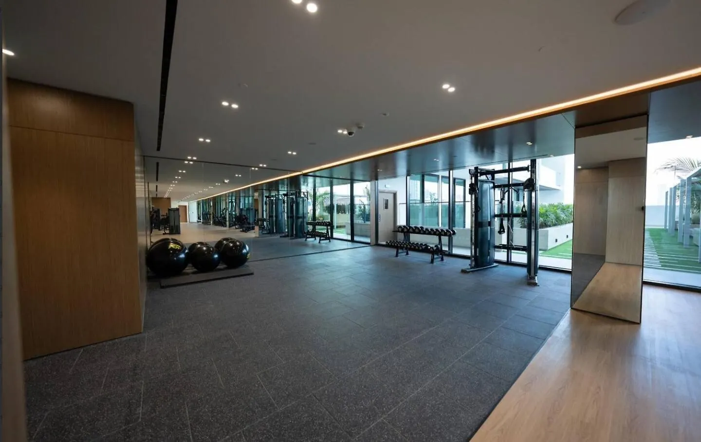 Modern 1-Bedroom Haven With Soothing Interiors Dubai 0*,